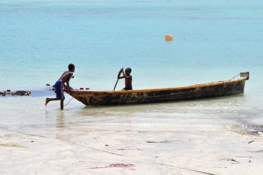 Kendwa kıyı şeridinde iki yerli çocuk, Zanzibar, Tanzanya, Afrika