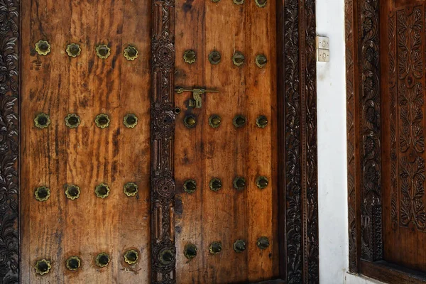 Puerta tradicional tallada en madera en Stone Town, Zanzíbar, Tanzania —  Fotos de Stock