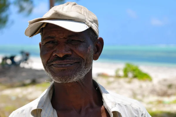 Gammal fiskare, Pingwe kustlinje, Zanzibar, Tanzania, Afrika — Stockfoto