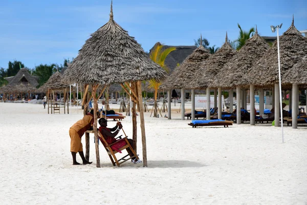 Masai férfiak a strandon, Kendwa, Zanzibar, Tanzánia, Afrika — Stock Fotó