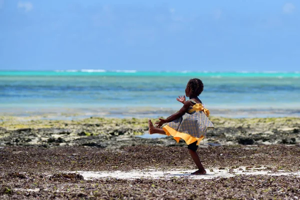 ピングウェ海岸線、ザンジバル、タンザニア、アフリカの女の子 — ストック写真