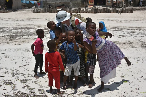 Turist och barn, Zanzibar, Tanzania, Afrika — Stockfoto