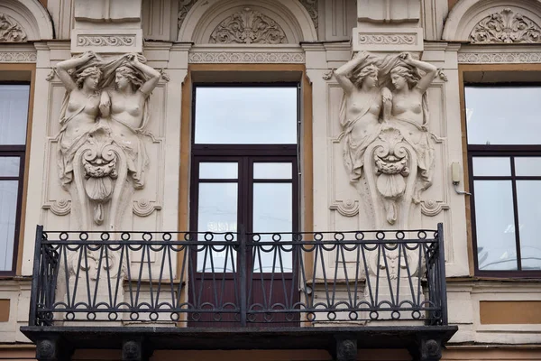 Balkon i rzeźby na fasadzie, Petersburg, Rosja — Zdjęcie stockowe