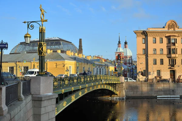 Puente Panteleymonovsky sobre el río Fontanka en San Petersbur — Foto de Stock