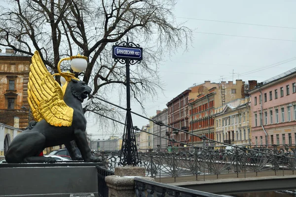Leões alados na Ponte Bank. São Petersburgo, Rússia — Fotografia de Stock