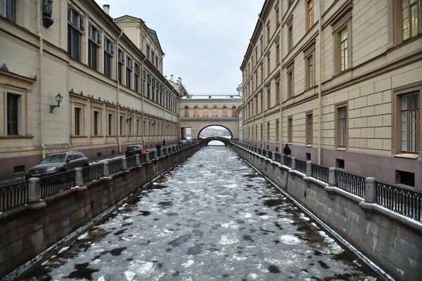 Vista do canal de inverno que liga o rio Moika com o Nev — Fotografia de Stock