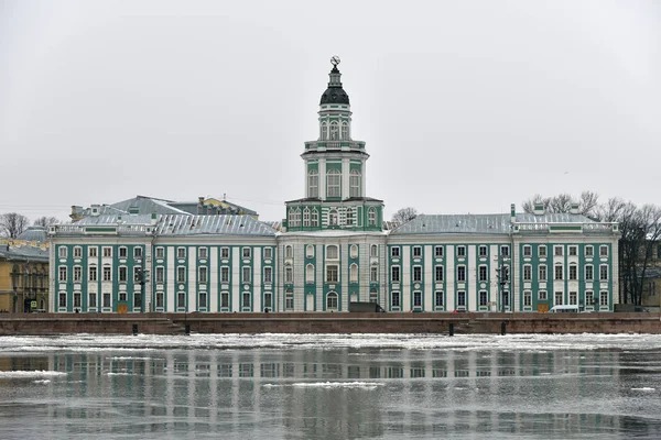 São Petersburgo, Rússia.Edifício Kunstkamera na Universidade emb — Fotografia de Stock