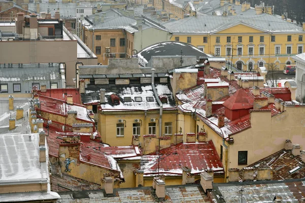 São Petersburgo telhados de edifícios antigos no inverno. Rússia — Fotografia de Stock