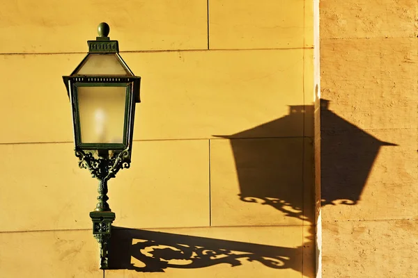 Una vieja lámpara de calle en la pared. San Petersburgo. Rusia —  Fotos de Stock