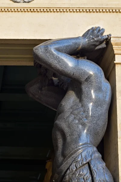 Granito Atlante escultura, decoração da fachada Hermitage museu — Fotografia de Stock