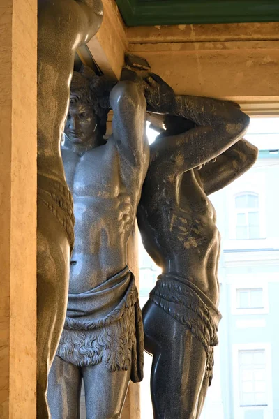 Granit Atlant Skulptur, Dekoration der Fassade Einsiedelei Museum — Stockfoto