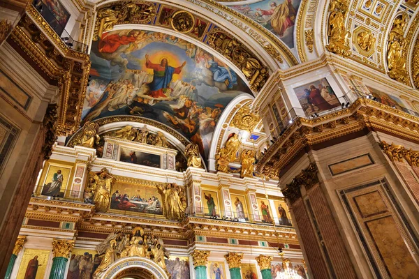 Interiors of the Saint Isaac Cathedral in Saint Petersburg. Russ — Stock Photo, Image