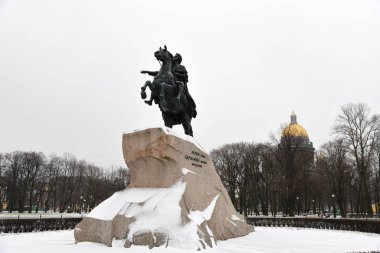 Saint Petersburg, Rusya - 30 Ocak 2020: Saint Petersburg 'daki Senato Meydanı' nda Büyük Peter 'ın Bronz Atlı heykelinin kışın görünüşü (Latince yazıtların yanında))