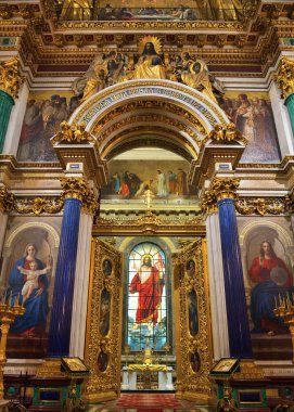 Saint Petersburg, Rusya - 30 Ocak 2020. St. Petersburg 'daki St. Isaac Katedrali' nin içi. Sunak ve devasa vitraylı pencerelerde İsa 'nın dirilişi resmedildi. 
