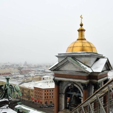 Saint Petersburg, Rusya -30 Ocak 2020: Saint Isaac Katedrali 'nden St. Petersburg' daki otantik evlerin çatılarının üst manzarası