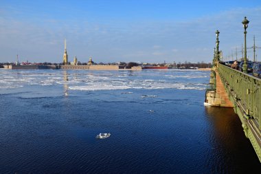 St. Petersburg, Rusya - 31 Ocak 2020: Peter ve Paul kalesi kışın Neva nehri üzerindeki Trinity köprüsünün manzarası. 