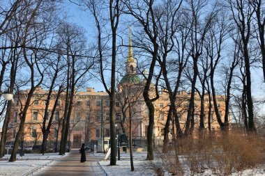 Mikhailovsky Kalesi ya da St. Petersburg, Rusya 'daki Mühendislik Şatosu. Kışın Mikhailovsky bahçesinden manzara 