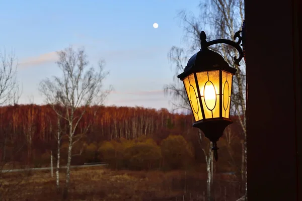 Zapalona Lampa Zewnątrz Przed Pięknym Wiosennym Krajobrazem Księżycem Niebie Brzozowym — Zdjęcie stockowe