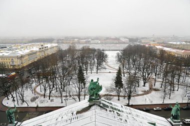 Saint Petersburg, Rusya - 30 Ocak 2020: Neva nehri üzerinde panoramik kış manzarası ve St. Isaac Katedrali 'nin çatısından şehrin ufuk çizgisi