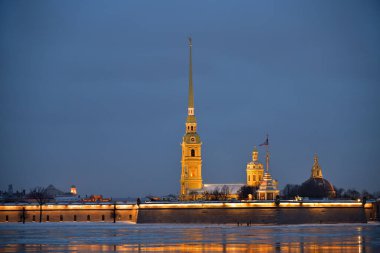 Neva nehri, Peter ve Paul kalesi kışın gece görüşü. St. Petersburg, Rusya