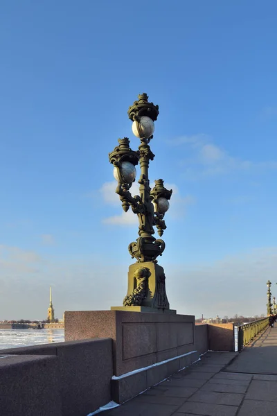 겨울철에는 건너는 트리니티 브리지 피터와 요새를 배경으로 상트페테르부르크 러시아 — 스톡 사진