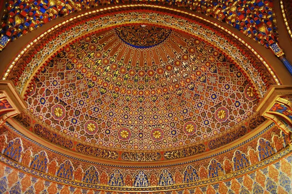 アラビア風の天井 アラビア建築 色モザイク — ストック写真