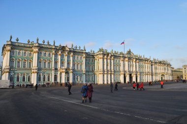 Saint Petersburg, Rusya - 31 Ocak 2020. Kış sarayı aynı zamanda Palace Meydanı 'ndaki State Hermitage Müzesi olarak da bilinir kış günbatımında sergilenmektedir.