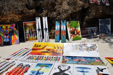 Kendwa, Zanzibar - 3 Ekim 2019: Kendwa sahilinde satılık Afrika tablosu. Tanzanya, Afrika
