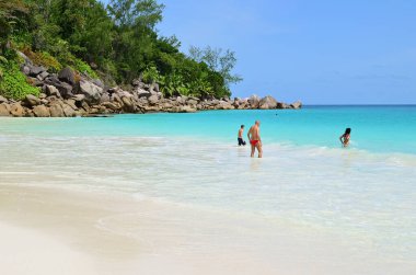 Praslin, Seyşeller - 29 Haziran 2011: Tanımlanamayan turistler güzel kumlu sahil Anse Georgette 'de dinleniyorlar.