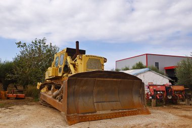 Gialova, Yunanistan - 9 Ekim 2013: Caterpillar Motor Grader kırsal kesimdeki bir garajda sergilendi
