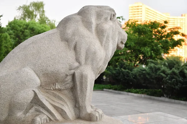 朝鲜平壤 2019年5月5日 黄昏时分 石狮雕塑在市区街道上展示的高丽时代的现代复制品 — 图库照片