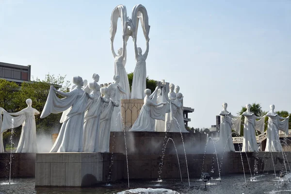 Pjöngjang Nordkorea April 2019 Skulpturengruppe Und Brunnen Auf Dem Platz — Stockfoto