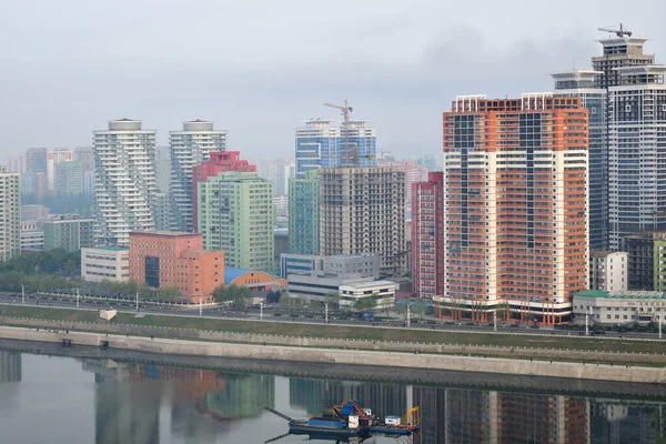 朝鲜平壤 2019年4月30日 晨雾中的天际线和泰东河 从扬加多岛看Othat Kangan街的现代住宅建筑群 — 图库照片