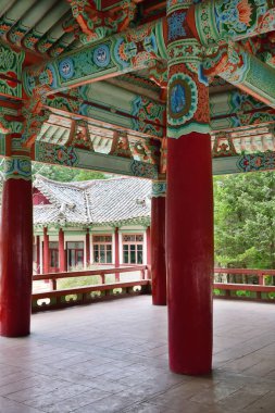 Kuzey Kore 'deki Budist manastırı Bohen. Bohyon Manastırı 1042 yılında inşa edildi ve Kore 'nin mimarisini temsil eden en iyi örneklerden biri olarak kabul edilir. Myohan dağlarında yer almaktadır.