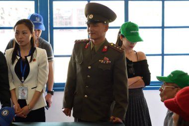 Panmunjom, Kuzey Kore - 5 Mayıs 2019: Üniformalı rehber, Kuzey Kore Barış Müzesi 'nde turistlere açıklama yapıyor. Silahsızlandırılmış bölge.