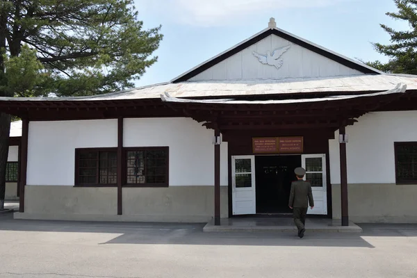 北朝鮮板門店 2019年5月5日 共同安全保障地域における北朝鮮平和博物館の建設 非武装地帯だ 入口前の北朝鮮人民軍将校 — ストック写真