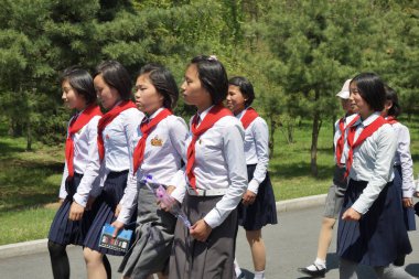 Kuzey Kore, Pyongyang - 1 Mayıs 2019: Kore Çocuk Birliği KCU 'dan bir grup Kuzey Koreli çocuk, Mangyongdae köyünü ziyaret etti.