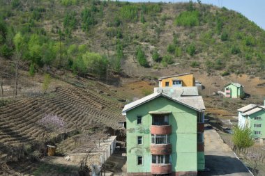 Kuzey Kore. Ülkenin orta kesimindeki tarımsal tarlalar arasında Pyongyang 'a uzak olmayan kırsal yerleşim
