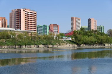 Kuzey Kore, Pyongyang - 2 Mayıs 2019: Pyongyang şehir merkezindeki modern binalara ve Taedong Nehri 'ne bakın 