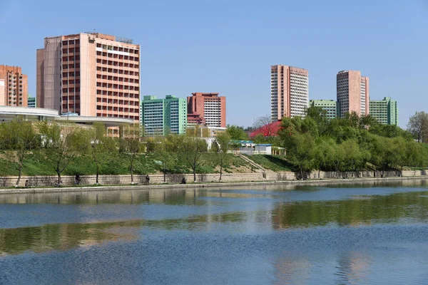 2019年5月2日 平壤市中心的现代建筑和过道景观 — 图库照片