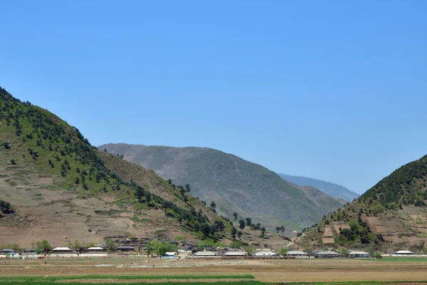 Kuzey Kore Manzarası Dağlar Köy Tarlalar Planda — Stok fotoğraf
