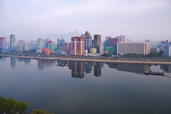 Pyongyang Coreia Norte Abril 2019 Skyline Taedong River Nevoeiro Manhã — Fotografia de Stock