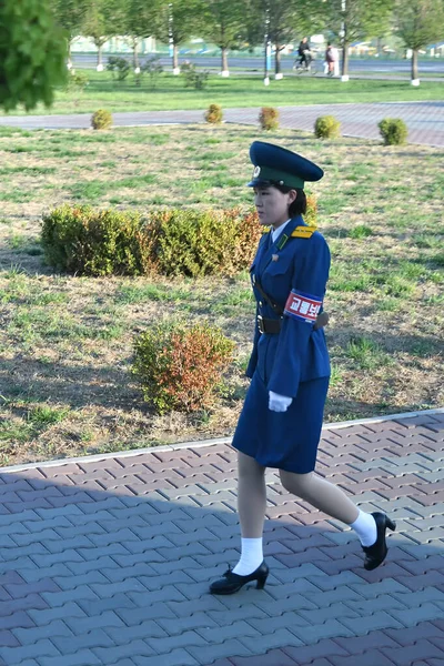 Pyongyang Coreia Norte Maio 2019 Menina Trânsito Vai Trabalhar Longo — Fotografia de Stock
