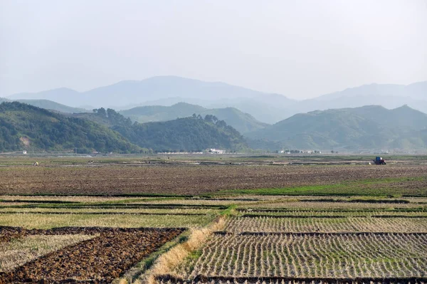 Paisagem Rural Coreia Norte Campo Agrícola Cultivado Montanha Segundo Plano — Fotografia de Stock