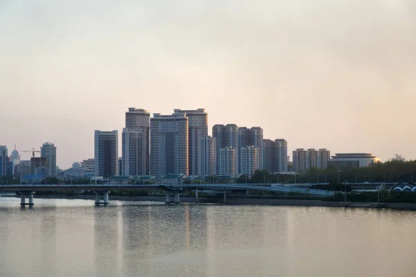 日落时的城市景观和泰东河 对新满洲住宅区的看法 — 图库照片