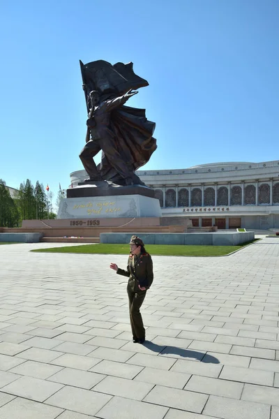 Pyongyang North Korea May 2019 Museum Victory Guide Uniform Statue — Stock Photo, Image
