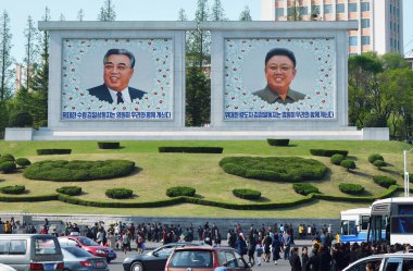 Pyongyang, Kuzey Kore - 29 Nisan 2019: Pyongyang şehir merkezi ve iki cumhurbaşkanının portreleri