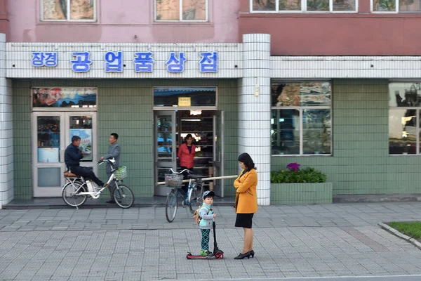 Pyongyang Korea Północna Kwietnia 2019 Scena Uliczna Matka Swoim Synkiem — Zdjęcie stockowe