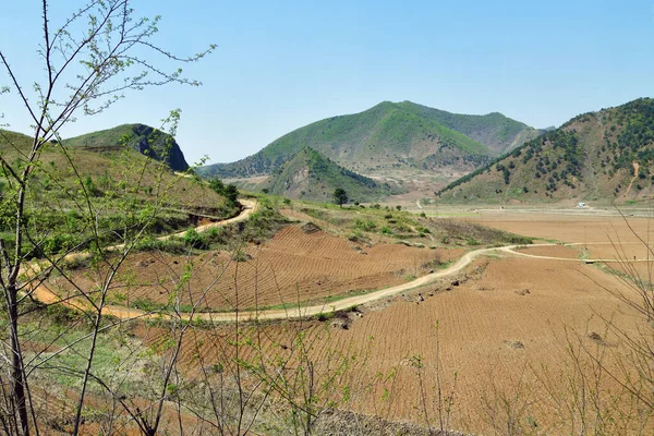 Paisagem Rural Coreia Norte Estradas Campos Agrícolas Cultivados Montanhas Segundo — Fotografia de Stock