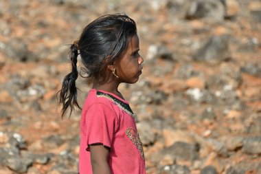 Socotra, Yemen - 8 Mart 2010: Kimliği belirsiz genç kız Socotra adasında görüldü. Çocuklar çok az eğitim olanağıyla en yoksul ülkede büyür. Gözde fog. 
